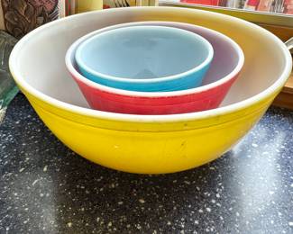 Set of 3 Pyrex mixing bowls