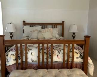 Queen bedroom set in oak with upholstered bench