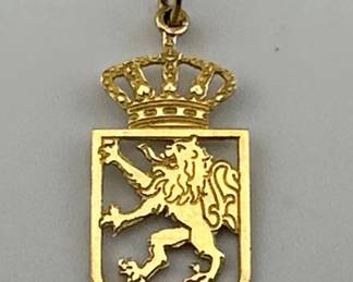 18kt lion crown pendant/charm