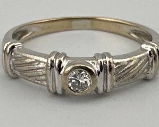 18kt white gold diamond ring