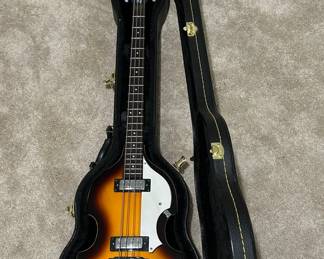 Hofner B-Bass Icon Series plus hard case and leather strap