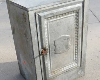 Lot 154. Bread box