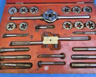 Lot 326. Vintage Snap-On Blue Point TD-2400 tap and die set. Complete and in original wooden box. Size range 1/4" -1/2".