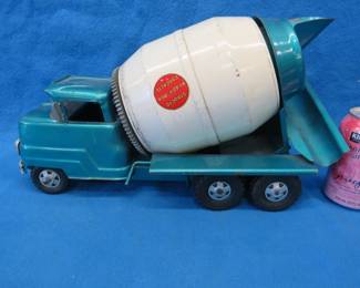 Lot 375. Structo concrete mixer. See photos for condition. Barrel gears not engaging.