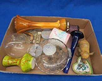Lot 477. Vintage collectibles including a Royal Haeger table lighter