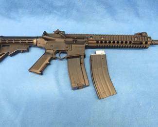 Lot 367. Crosman R1 fully automatic CO2 BB (4.5mm) gun. Holds two CO2 cartridges at a time. Extendable stock. Includes two magazines.