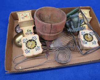Lot 471. Vintage collectibles