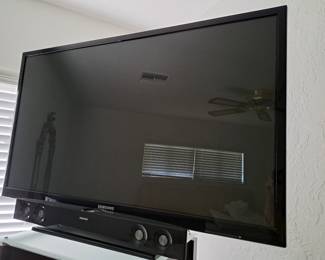 SAMSUNG TV AND SOUND BAR