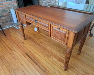 NICE TRADITIONAL DESK 