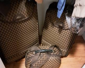 3 PIECES OF LUGGAGE
