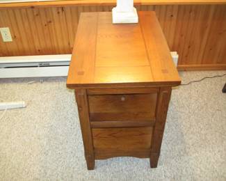 Elegant 2-tier End Table