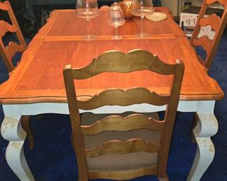 Dining Tablecwith 4 Chairs and 2 Leaves