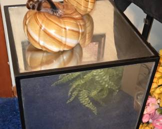 Mirror Pedestal
