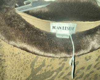 HAS FUR COLLAR