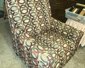 STYLISH CLUB CHAIR