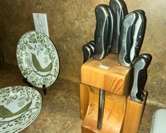HAMPTON FORGE CUTLERY SET