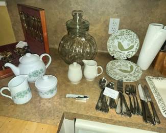 LEFT: CORNING "CALLAWAY" TEAPOT, CREAMER & SUGAR. RIGHT: PIER 1 STONEWARE BIRD PLATES