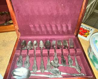 NICE SET OF STAINLESS FLATWARE