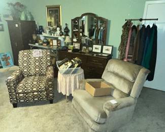THE WOMEN'S BOUTIQUE