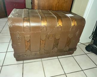 WONDERFRUL ANTIQUE STOTAGE TRUNK
