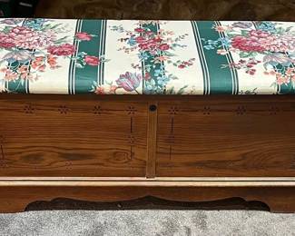 Vintage Lane Cedar Hope/Storage chest w/Padded Cushion Top