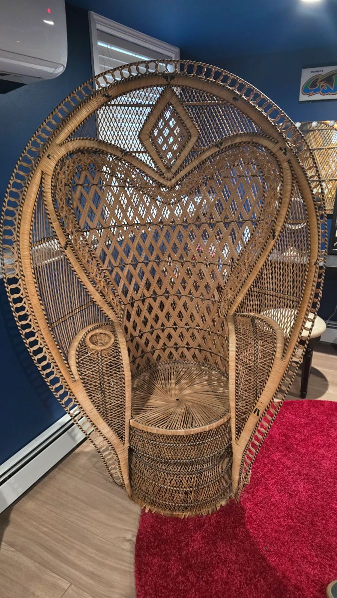This is the queen chair. There is also a larger King!