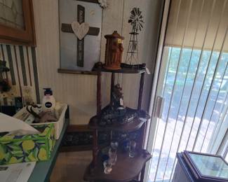 Tv trays, small vintage end table, corner shelf and other decor