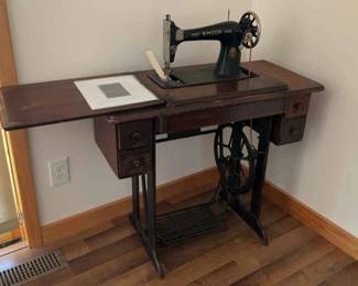 Vintage Singer Sewing Machine With Cabinet
