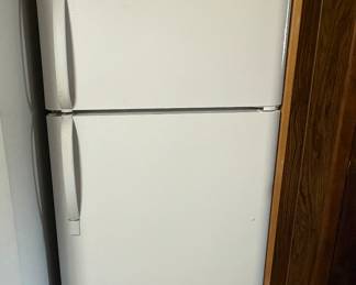 Full Size Frigidaire Refrigerator 