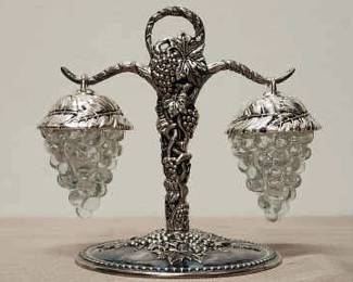 Godinger Silver Plated Hanging Grapes Salt Pepper Shaker Set. 