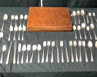 Vintage 1963 Reed Barton Walnut Chest Flatware