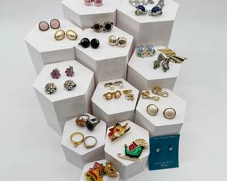 85 CostumeJewelryEarringsChristmasPins
