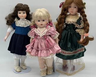 10 CollectionofDollsonStands