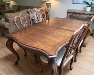 Beautiful rectangle dining table with 6 chairs and two leaves