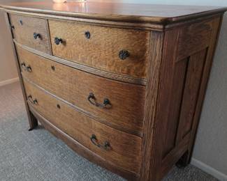 Beautiful oak antique dresser, 4 drawers & wood wheels
3ft 7" long, 2ft 10" tall
1ft 9 1/2" deep