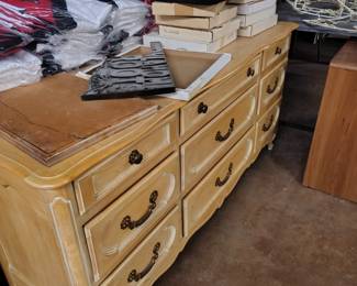 DRESSER