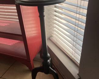 Plant stand or for a decorative statue