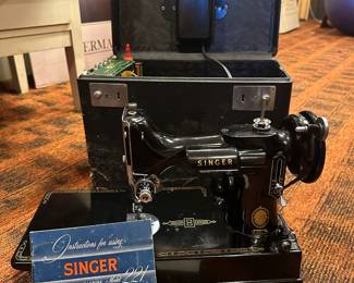 Singer Featherweight Sewing Machine – Model 221