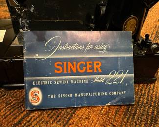 Singer Featherweight Sewing Machine – Model 221
