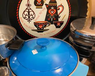 Granitetone Dutch Oven and Vintage Serving Tray