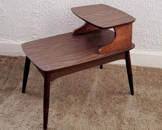 Vintage - Classic Mid Century Modern 2 Tiered Side Table - Small - Medium Size DIMENSIONS: 21" H X 27 1/2" L X 17 1/2"W
MATERIALS: wood, compressed board veneer
CONDITION: excellent vintage, sturdy, no scratches