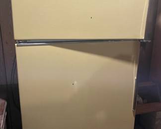 GE Refrigerator, works