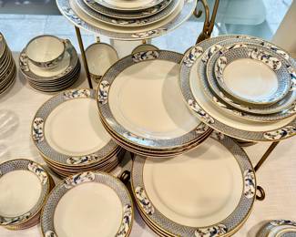 A very large & complete set of Theodore Haviland Limoges ‘Montmery’ 