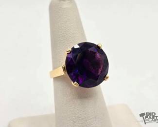 714  14k Gold Large Amethyst Ring, 7.4g 