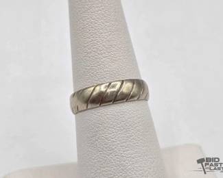 744  14k White Gold Band, 2.6g 