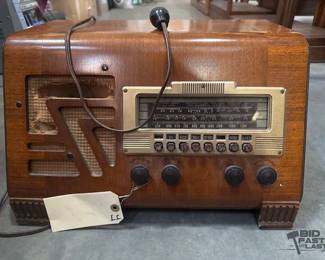 7078  Vintage Philco Radio 