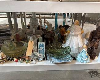 3106  Figurines and Paperweights 