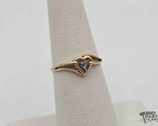 820  10k Gold Heart Ring, .9g 