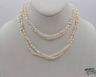 896  2 Pearl Necklaces, 33.2g 