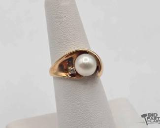 806  10k Gold Ring with Pearl  Diamond Accent, 5.2g 